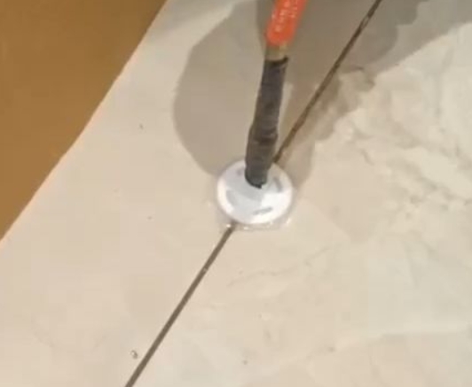 盐山瓷砖空鼓维修公司专业解答瓷砖在铺贴过程中，如果没有涂抹均匀到位的粘结材料（如水泥砂浆或瓷砖胶），可能会导致以下问题